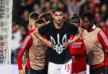 El jugador del Benfica, Roman Yaremchuk muestra el Tryzub