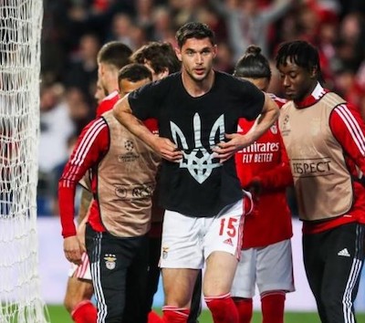 benfica-roman-yaremchuk-muestra-el-tryzub Fútbol con ajedrez en el Benfica-Ajax y alusión a la guerra de Ucrania