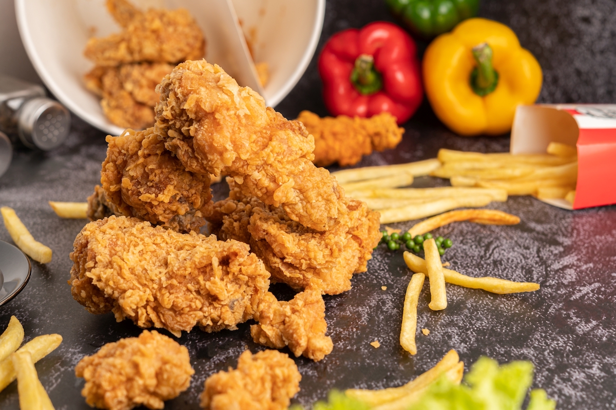 fried-chicken-and-french-fries-on-black-cement-floor Servir el pollo con un empanado crujiente. Esta es la receta para un éxito... ¡negocio!