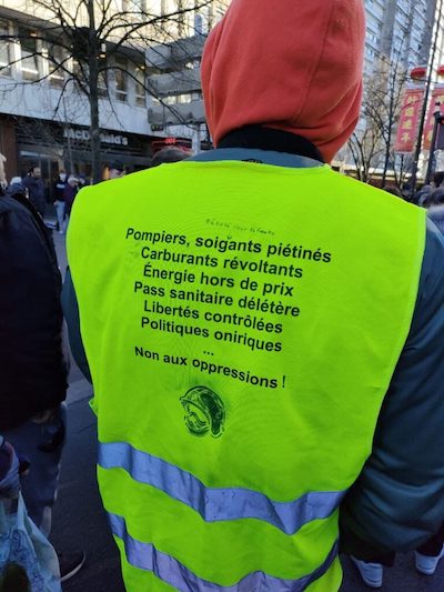 manifestantes-paris-12feb2022 Macrón reprime de forma violenta el «convoy de la libertad» a dos meses de la elección presidencial