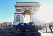 Paris, 12FEB2022, tanqueta policial