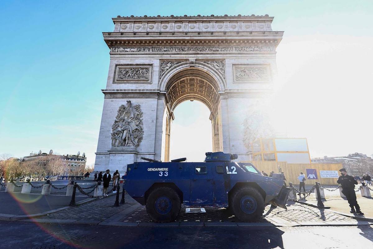 paris-12feb2022-tanqueta-policial Macrón reprime de forma violenta el «convoy de la libertad» a dos meses de la elección presidencial