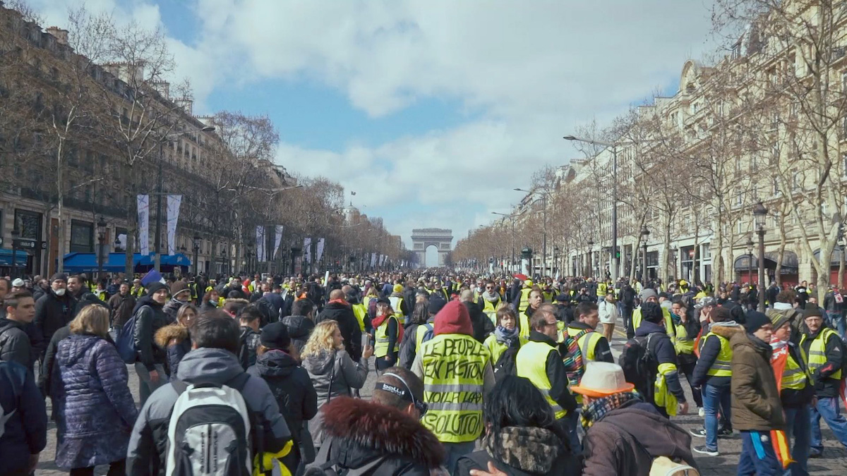 un-peuple-escena-parís-arco-triunfo «Un peuple»: los gilets jaunes según Emmanuel Gras