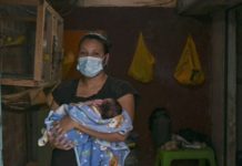 Una mujer indígena con su hijo en Nariño (Colombia) © PAHO / Karen González Abril