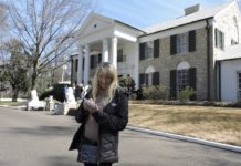 Adriana Bianco ante la mansión Graceland de Elvis Presley en Memphis, EEUU