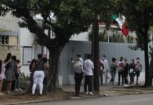 Varias personas aguardan para ingresar a la embajada de México ante La Habana, a comienzos de marzo, con el fin de realizar trámites migratorios. © Jorge Luis Baños / IPS