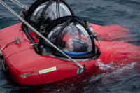 La Dra. Susanne Lockhart de la Academia de Ciencias de California y John Hocevar (no se ve en la foto), Director de la Campaña de los Océanos de Greenpeace EE. UU. y piloto sumergible, regresan de una inmersión en la isla Half Moon, en la Antártida. © Marizilda Cruppe / Greenpeace