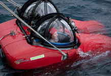 La Dra. Susanne Lockhart de la Academia de Ciencias de California y John Hocevar (no se ve en la foto), Director de la Campaña de los Océanos de Greenpeace EE. UU. y piloto sumergible, regresan de una inmersión en la isla Half Moon, en la Antártida. © Marizilda Cruppe / Greenpeace