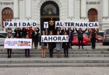 Integrantes de la campaña ¡Somos la mitad queremos paridad sin acoso!, frente al legislativo Congreso de Perú en 2018