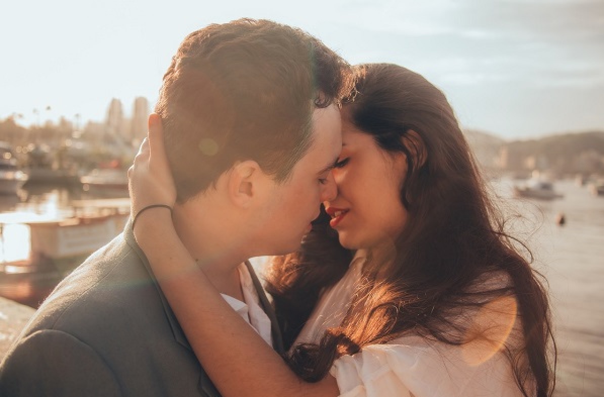 amarres-de-amor-pareja-beso Santeros Cubanos: recuperar a tu ex es fácil con sus hechizos de amor
