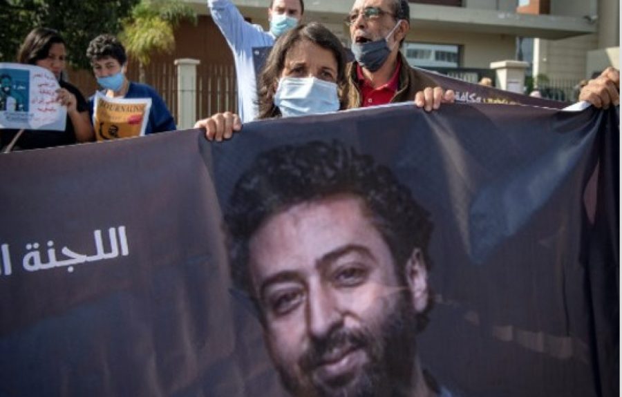 omar-radi-pancarta-900x575 Marruecos: RSF y HRW denuncian la represión contra los periodistas