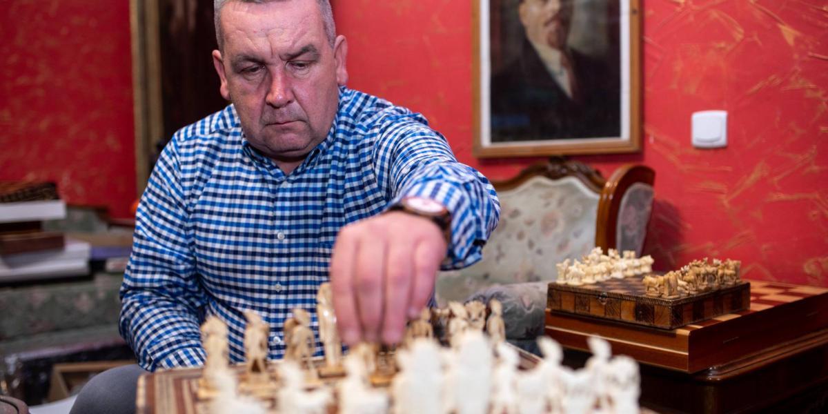 mali-zoltán-ante-el-tablero-ajedrez El mayor Museo del Ajedrez estará en Austria-Hungría mientras otro se abrirá en Marostica