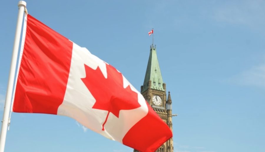 Canadá-bandera-torre-900x516 Canadá: un destino de ensueño para estudiar inglés