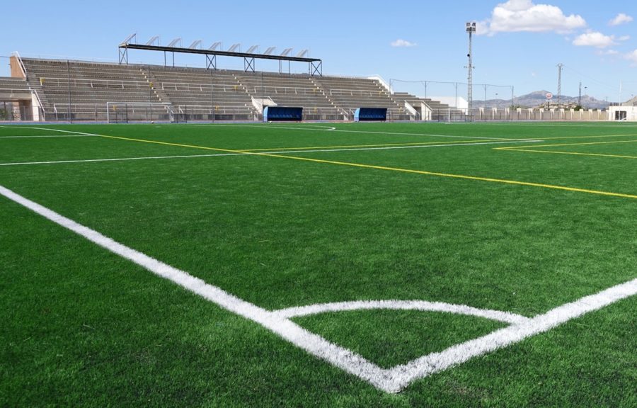 cesped-artificial-para-campos-de-fútbol-900x576 ¿Por qué instalar césped artificial en un campo de fútbol?