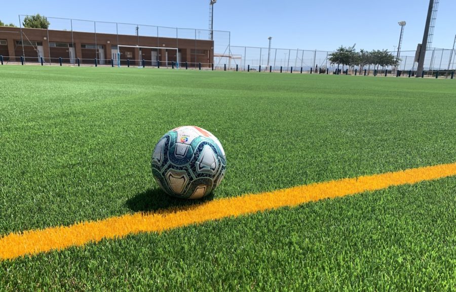 cesped-artificial-para-campos-de-fútbol-balón-900x577 ¿Por qué instalar césped artificial en un campo de fútbol?