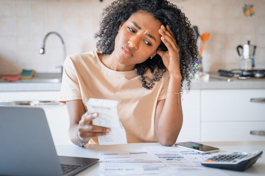 one-black-woman-worried-about-home-expenses-900x600 Los hábitos de consumo cambian por la crisis