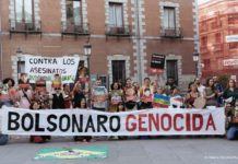 Activistas y simpatizantes de Maloka, Plaza de los Pueblos, Coletivo pelos Direitos no Brasil y Survival International protestan contra la visita de presidente antiindígena de la FUNAI a Madrid. © Helena Sánchez / Survival International