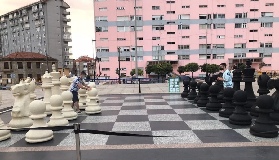 ajedrez-gigante-vigo-900x518 En defensa del término trebejista ante la RAE