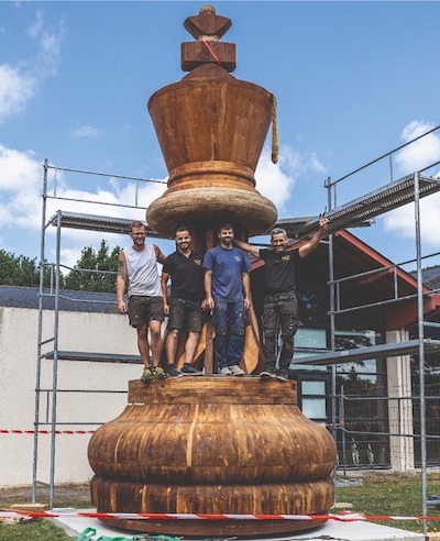 ajedrez-rey-gigante-de-sautron-montaje Sautron construye la pieza de ajedrez más grande del mundo