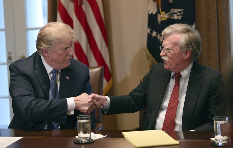 donald-trump-con-john-bolton-archivo El descaro y la insolencia del intervencionismo estadounidense