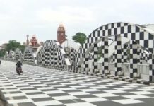 El puente Napier Bridge, uno de los más antiguos y emblemáticos de Chennai, India, se prepara para las Olimpiadas de Ajedrez con un damero ajedrecístico en toda su estructura