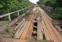 Un maltrecho puente de la carretera BR-319, en el corazón de la Amazonia, que el gobierno brasileño piensa reconstruir en su tramo central de 405 kilómetros, de un total de 885, porque su deterioro impide el tránsito. Los que se aventuran demoran tres veces el tiempo normal para cruzarla, con el riesgo de dañar gravemente los vehículos. © Tarmo Taming / Flickr