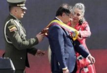 La investidura de Gustavo Petro como presidente de Colombia estuvo marcada por momentos simbólicos en las luchas de la izquierda, como éste en el que la senadora María José Pizarro, hija del asesinado líder de la desmovilizada guerrilla M-19, Carlos Pizarro, le impone la banda tricolor al nuevo mandatario. © Presidencia de Colombia