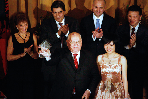 Gorbachov-con-Hou-Yifan-en-Tirana-2011 Gorbachov, relación y perestroika con el ajedrez
