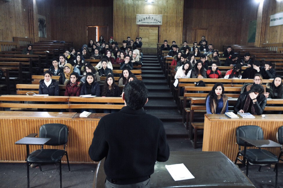 aula-magna-universidad-rojava-en-qamishli-siria-©-karlos-zurutuza Estudiar periodismo en kurdo en una universidad kurda