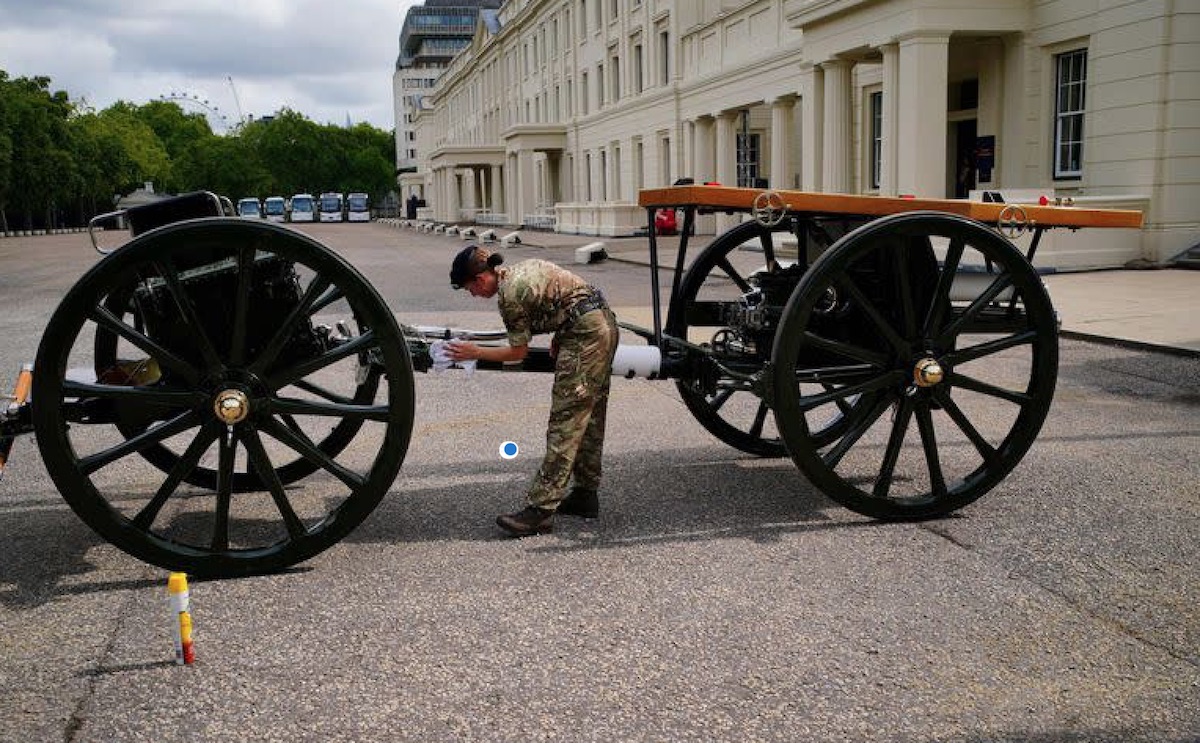 cureña-o-armón-de-artillería En español: «gun carriage» es una cureña, no carro de combate