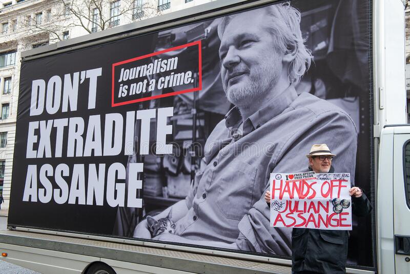 protester-against-julian-assange-s-extradition-to-usa-london-uk-nd-february-proteste-don-t-extradite-rally-outside-175384998 La prolongación de los procedimientos como castigo: los casos de Assange y Pablo González