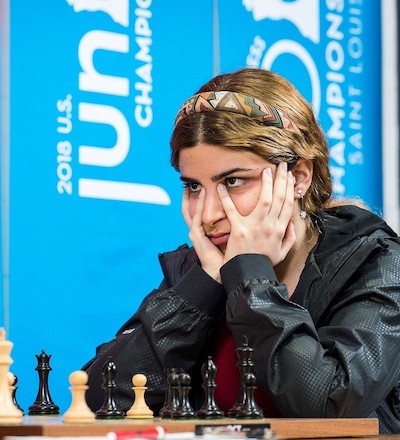 dorsa-derakhshani-ante-el-tablero Irán: mujeres y ajedrez