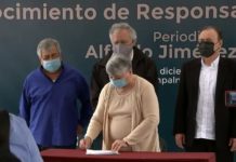 Esperanza Mota Martínez, madre del periodista Alfredo Jiménez Mota, firma acuerdo de solución amistosa el 8 de diciembre de 2021