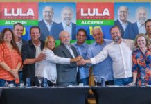 El expresidente Luiz Inácio Lula da Silva (C) recibe el apoyo del Partido Social Democrático, de centro, uno de los 15 partidos que decidieron unirse al frente que intenta derrotar el presidente Jair Bolsonaro y sus amenazas contra la democracia. Artistas, economistas y personalidades políticas, como el expresidente Fernando Henrique Cardoso, también adhirieron. Ricardo Stutcker / FotosPúblicas