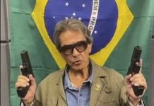 El exdiputado Roberto Jefferson, en una de las imágenes en sus cuentas en las redes sociales, en que muestra su amor por las armas. El aliado del presidente Jair Bolsonaro disparó la noche del 23 de octubre más de 50 balas con un fusil y lanzó tres granadas contra cuatro policías que llegaron a su domicilio para cumplir una orden judicial de detención. Foto: Twitter