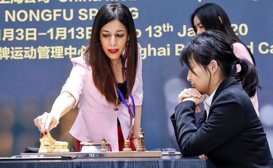 shohreh-bayat-sin-hiyab-arbitrando-en-2020-en-shangái Irán: mujeres y ajedrez