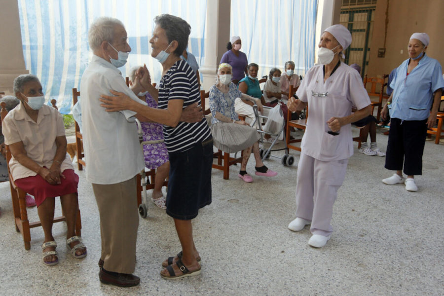 La-Habana-terapias-para-adultos-©-Jorge-Luis-Baños-IPS-900x600 Envejecimiento y descenso de la natalidad comprometen el desarrollo de Cuba