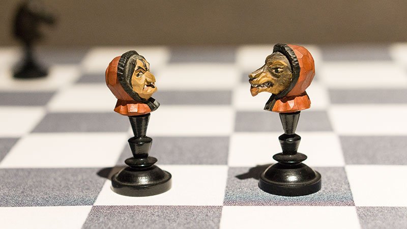 ajedrez-peones-satíricos-abuela-caperucita-y-el-lobo Exposición ‘Arte y Humor en el ajedrez’ en la ciudad alemana de Plauen
