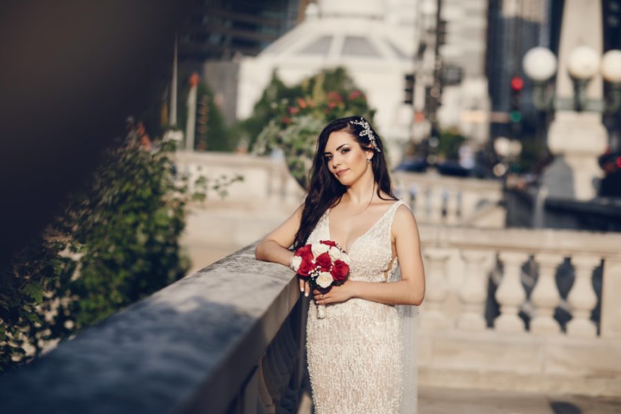elegant-bride-in-a-city-e1669641047555-900x600 Fiesta eterna: Cómo se celebra una boda en España