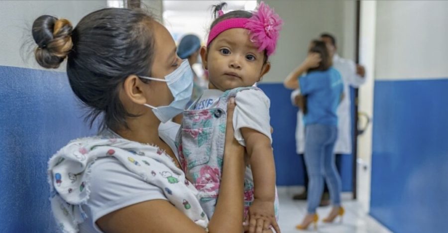 madre-y-su-bebé-en-el-salvador-©-ernesto-segovia-unicef-900x468 Latam: OIT indica el camino para crear veinticinco millones de empleos para cuidado infantil y de adultos