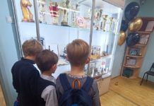 Niños observan una de las vitrinas del Museo de Ajedrez de Nizhni Novgorod