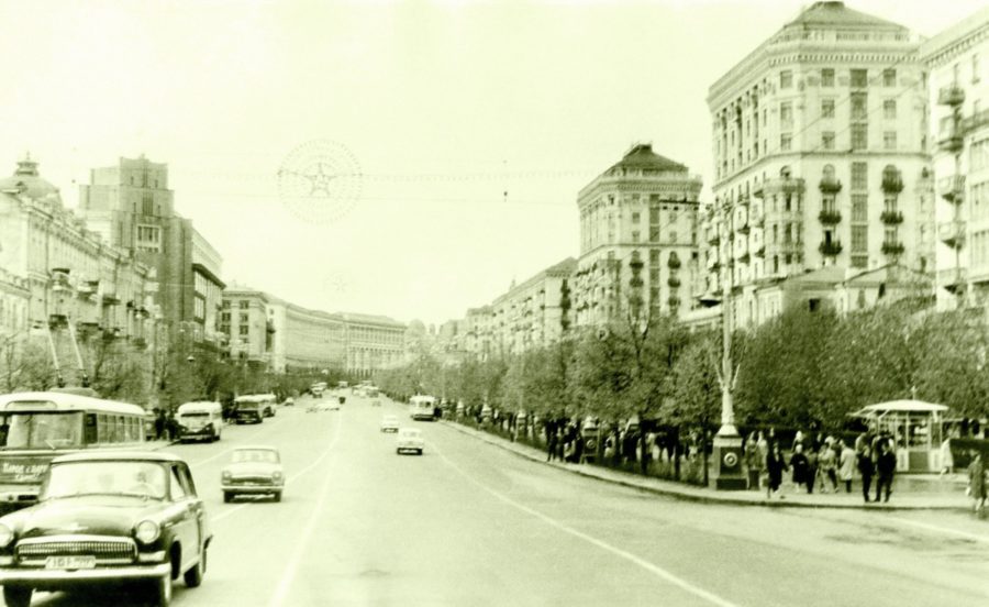 old-photo-the-kreschatik-street-in-kiev-in-the-may-1964-ukraine-scaled-e1669793463829-900x552 Viajes por la URSS, Ucrania
