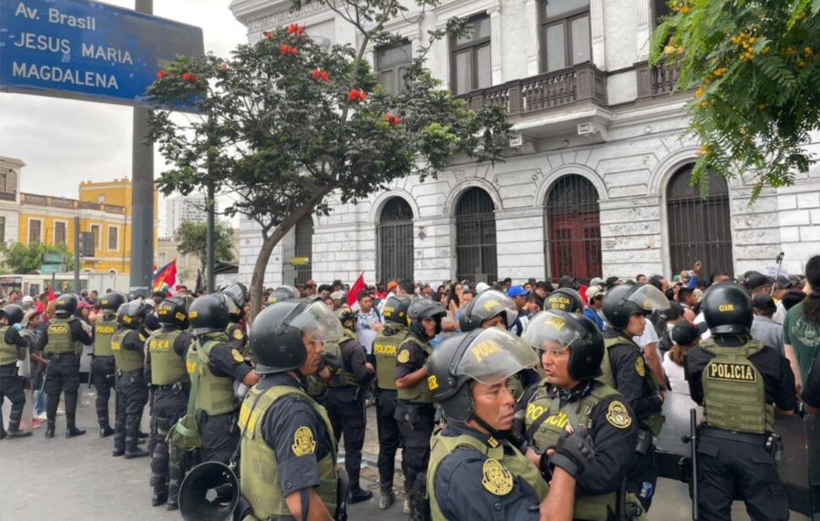 Perú-Lima-policía-trabajadores-©-Rocío-Pereyra-IPS-900x572 Deriva autoritaria en la crisis institucional en Perú