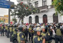 Efectivos policiales apostados ante la sede en Lima de la Confederación Campesina del Perú, fundada en 1947 como central nacional del movimiento campesino. El sábado 17, mientras la presidenta Dina Boluarte daba una conferencia de prensa haciendo un llamado al diálogo, la Dirección Contra al Terrorismo de la policía nacional allanaba el histórico local gremial. © Rocío Pereyra / IPS