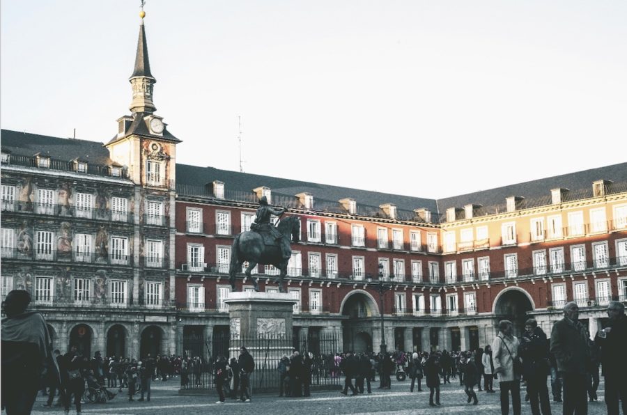 Plaza-Mayor-de-Madrid-900x596 ¿Cuáles son los barrios más bonitos de Madrid en la actualidad?