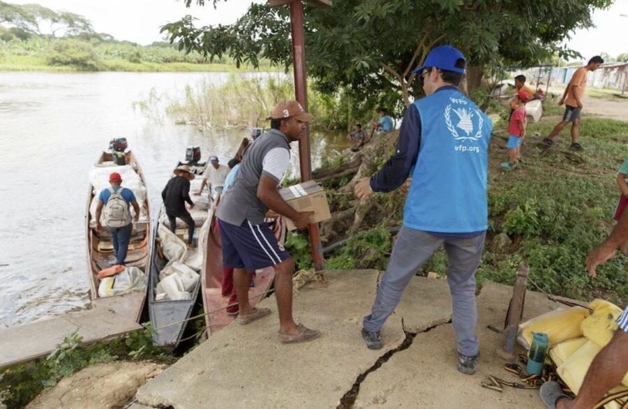 Reparto-de-alimentos-en-Venezuela-©-Gabriel-Gómez-PMA-900x586 Venezuela: pacto para financiar programas sociales con tres mil millones de dólares retenidos en el extranjero