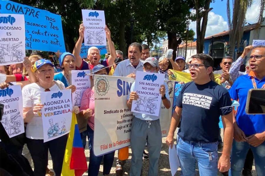 Venezuela-peridoistas-SNTP-protestan-cierre-medios-2022-900x600 Venezuela: cierre de emisoras locales de radio crea «desierto informativo»