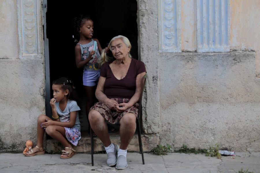 abuela-nietas-La-Habana-©-Jorge-Luis-Baños-IPS-900x600 Cuba: personas mayores necesitan cuidados y un entorno familiar seguro