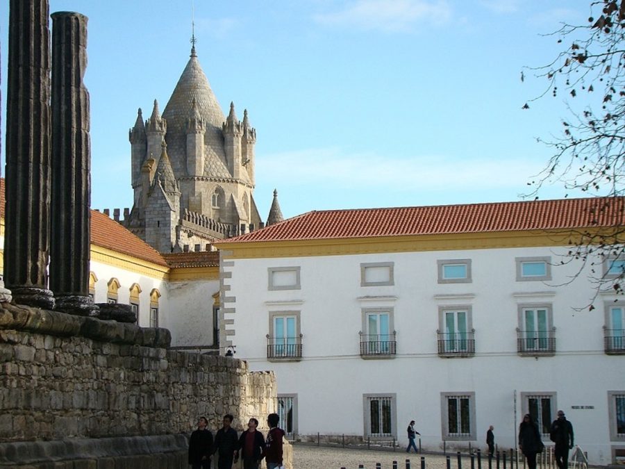 évora-templo-y-catedral-900x675 Évora, Portugal, Capital Europea de la Cultura en 2027