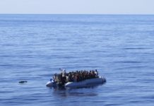 Migrantes a bordo de una precaria embarcación, nada más ser avistados por un equipo de Médicos Sin Fronteras en el Mediterráneo. © Karlos Zurutuza / IPS